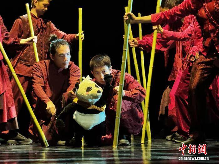 中法意瑞艺术家共创偶剧 熊猫“啊吨”首演亮相世界舞台