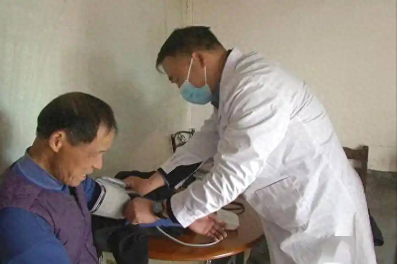 高血压与早起习惯有关？再三劝告：血压高的人，早起少干3件事！