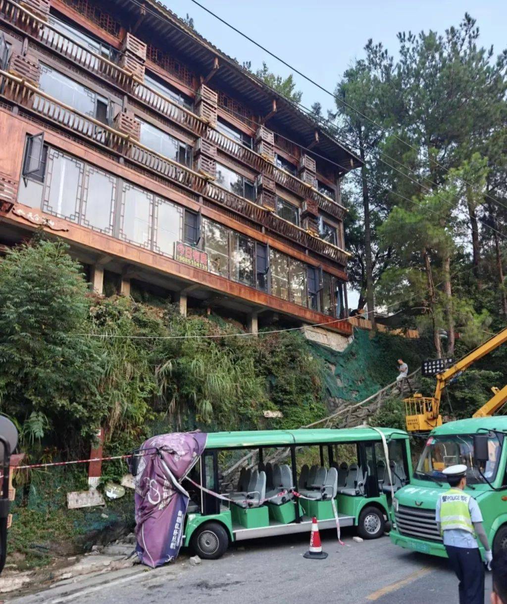 贵州千户苗寨景区观光车刹车失灵致游客受伤，亲历者：没人提醒系安全带，全车人都受伤；景区：正调查处置