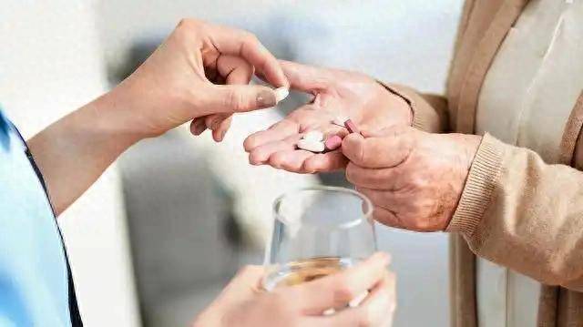 他汀一吃就是一辈子吗？医生：药尽量少吃，这3种情况可酌情停药