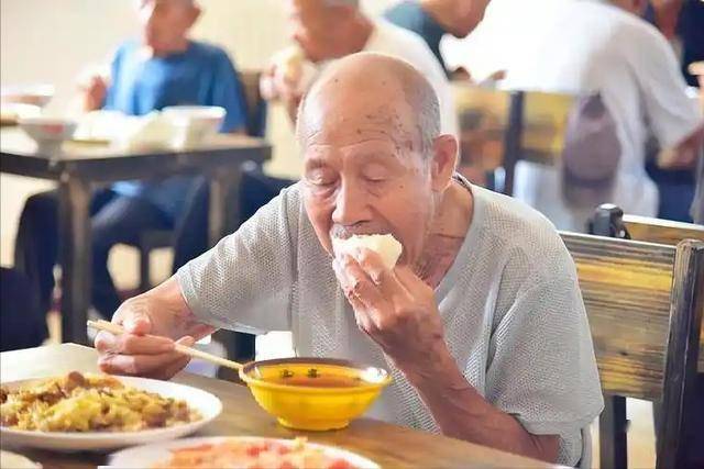 “吃饭八分饱”错了？医生提醒：60岁后，吃饭要尽量做到这5点