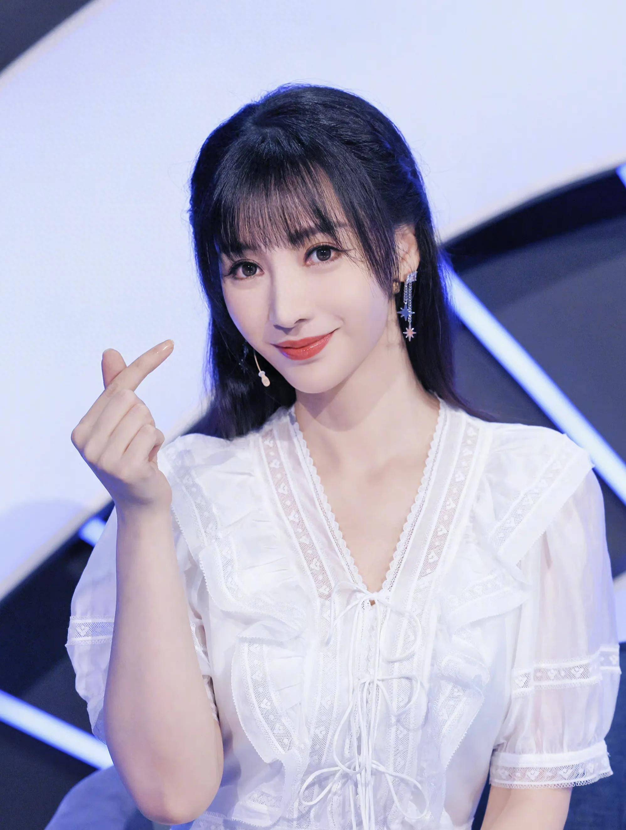 女星柳岩时尚写真：女神风采、颜值在线