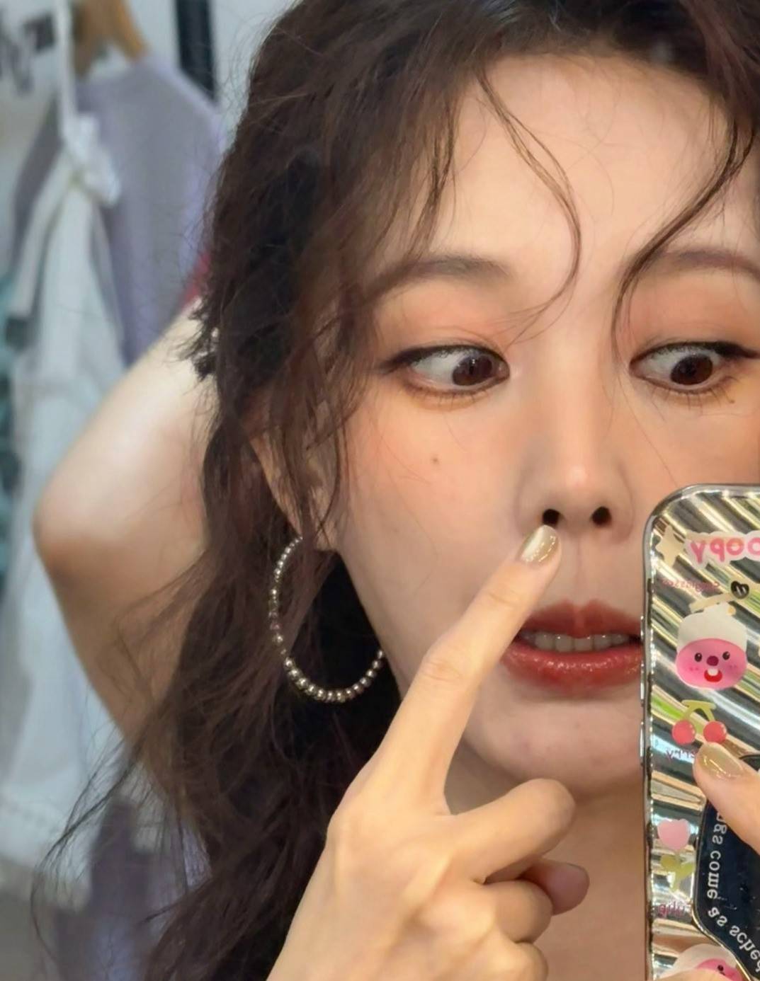 李一桐搞怪晒美甲自拍 卷发造型又美又萌