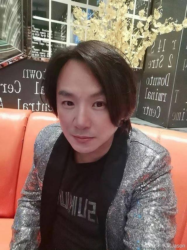 知名港星罕见携妻子亮相！两夫妇被赞冻龄，女方为家庭淡出圈多年