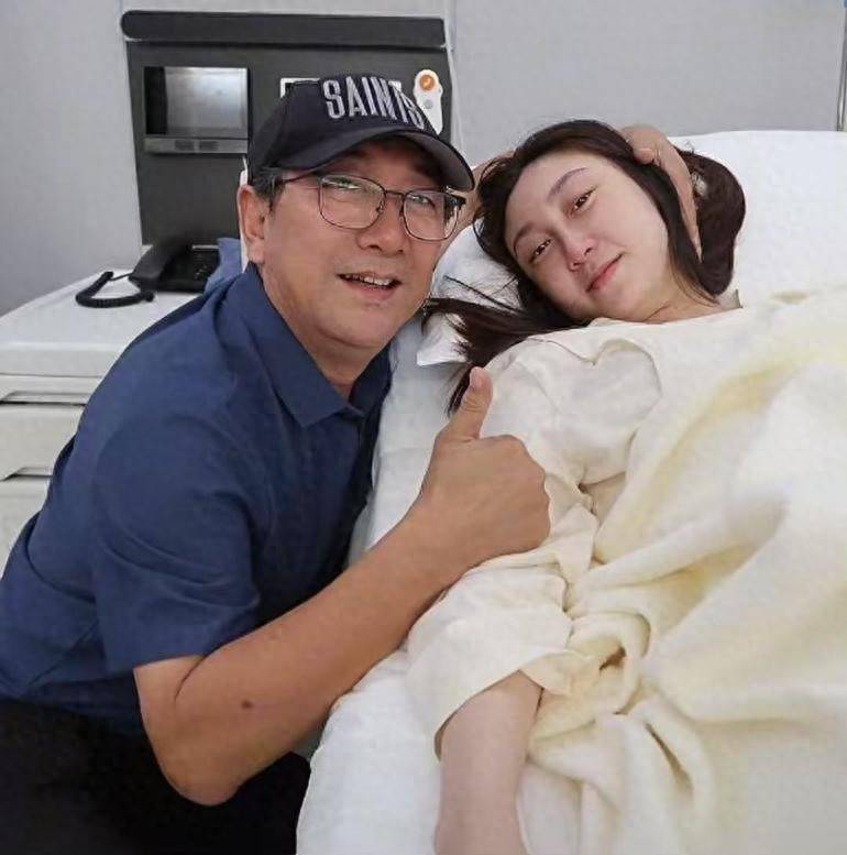 原创            水均益官宣当姥爷，否认前妻瘫痪将其抛弃，女婿清华毕业才2年