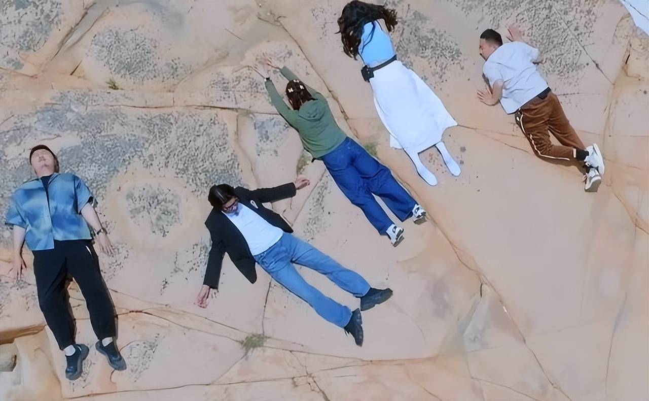 第一个在真人秀节目，躺在地上晒背的女艺人，她不怕晒黑更不怕脏