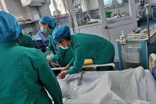脑溢血去世的人越来越多？医生苦劝：天热宁可打牌，也别做这4事