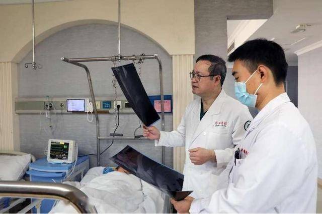 胃病与饮食有关系，医生发现：若想保护胃部，要减少吃这5种食品