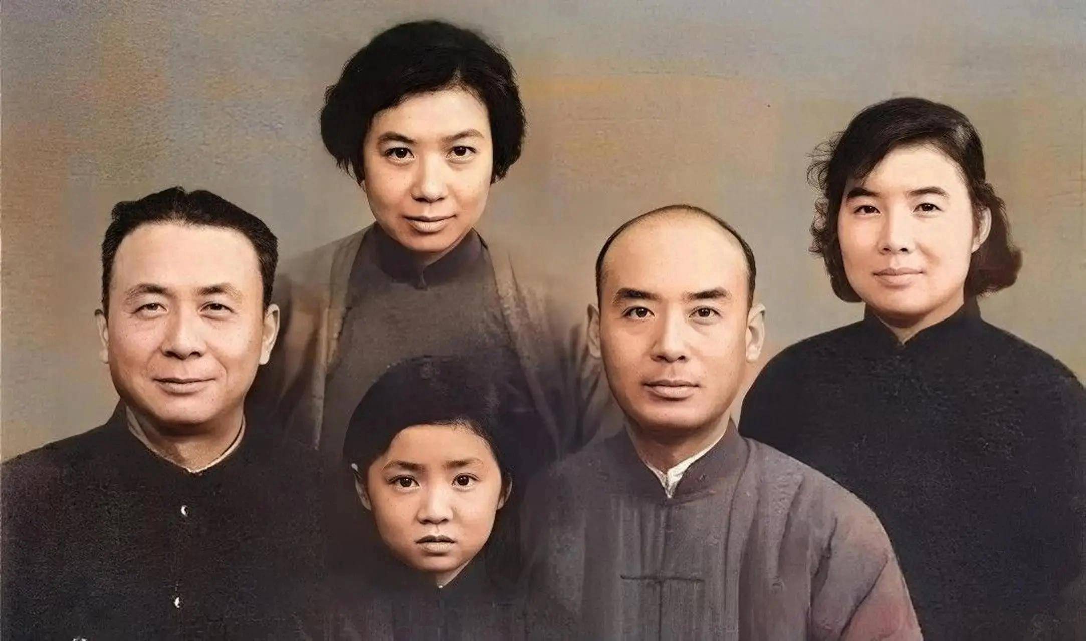 原创            她是金山和孙维世的养女，被周总理关怀，后与金山决裂出国卖大饼