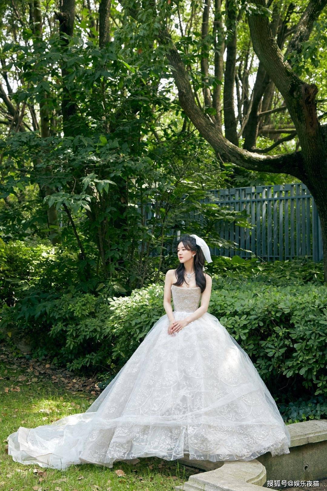 赵露思一袭白色抹胸婚纱礼服写真气质高贵优雅