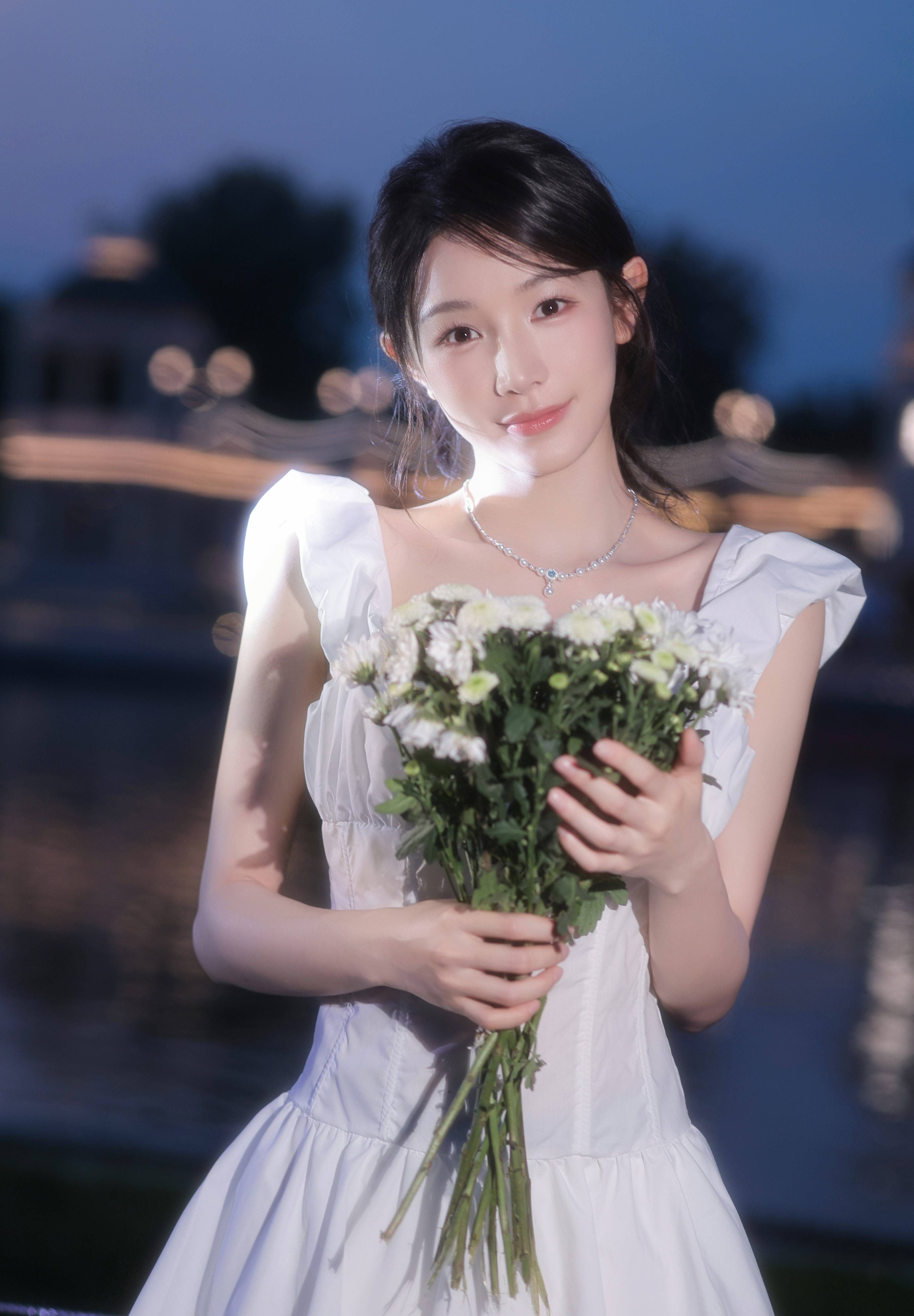 张南穿白色短裙青春靓丽 手捧鲜花楚楚动人