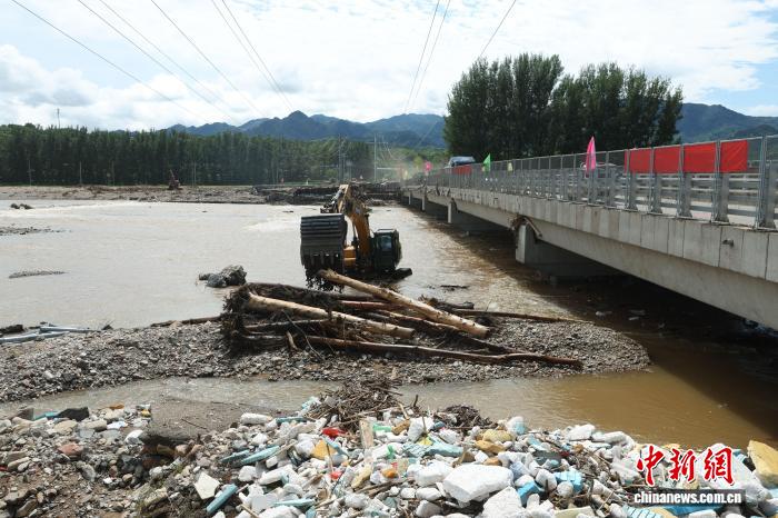 北京密云受灾村庄探访：加快清淤消杀