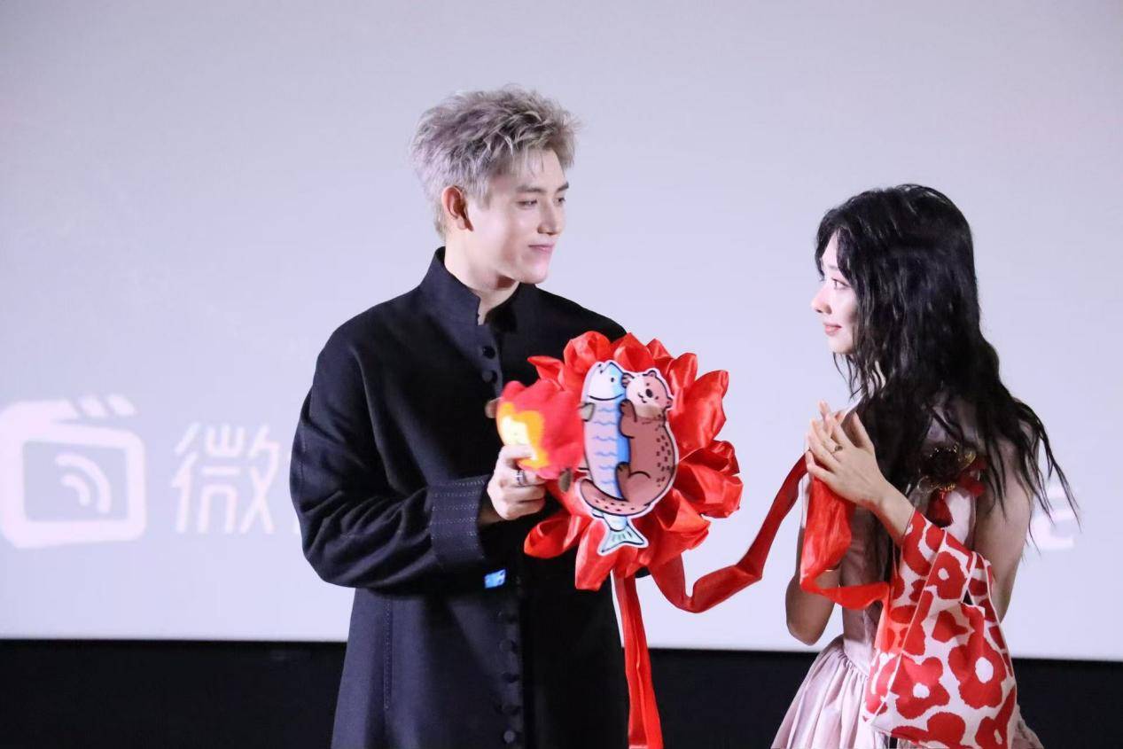 宋轶丞磊“互抹奶油”争议背后，被“工业化”的CP营业！