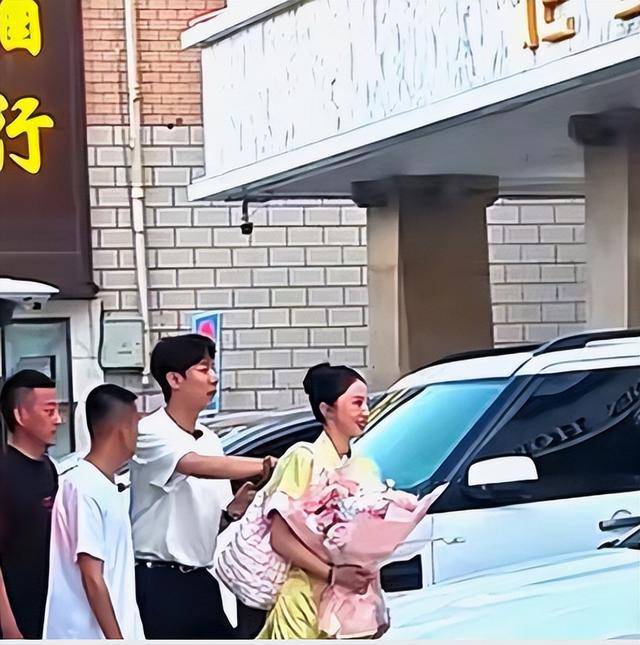 原创            太憋屈！顶流女星海岛婚礼遭拒，在人均67元饭店凑合，亲妈也同意