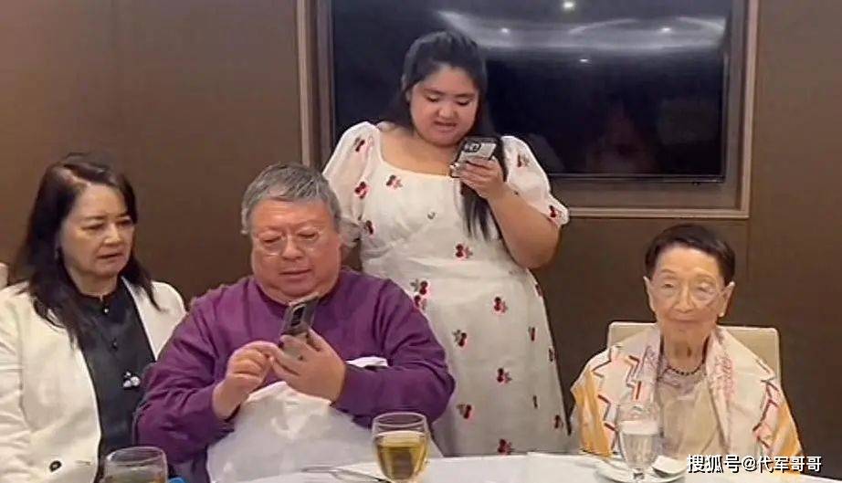 原创            初恋横死再嫁富豪！胡慧中为101岁婆婆庆生，老公跟女儿胖到群嘲