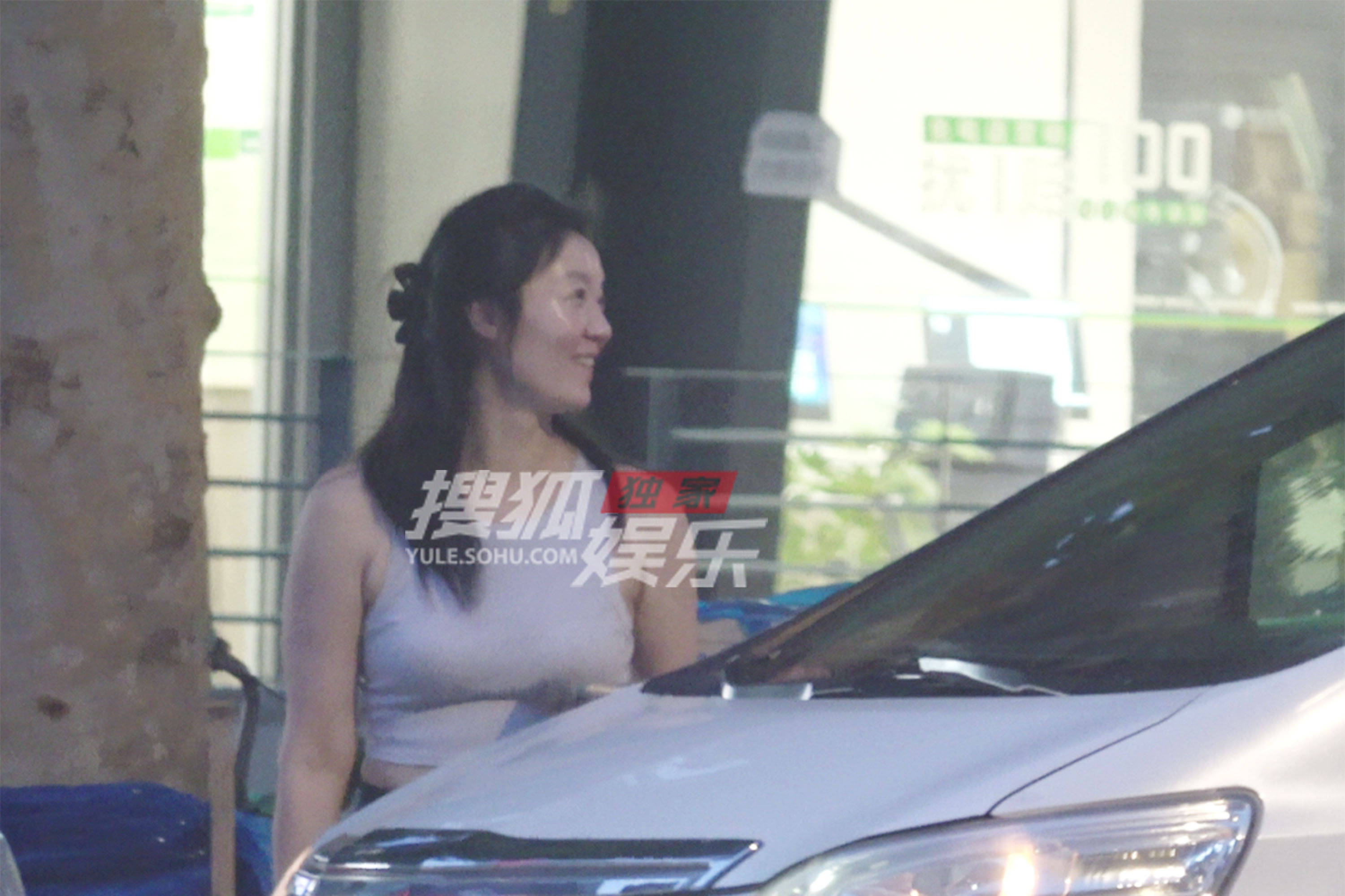 齐溪路边接朋友一起回家 路上聊得超开心笑容洋溢