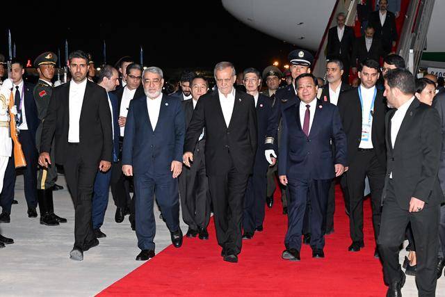 上合组织天津峰会｜伊朗总统佩泽希齐扬抵达天津