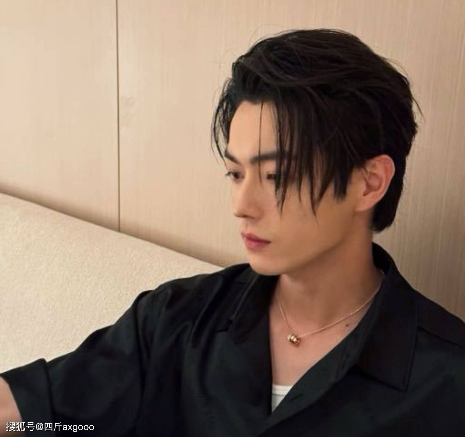 原创            果然不简单！知情人曝许凯赵晴聊天记录，男方抱女方睡，疑似同居