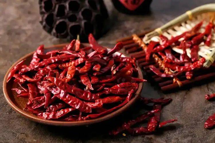 原创            糖尿病人吃辣椒会怎么样？杨小红主任提醒：可适量吃，有利控糖、护血管，但要注意这些！