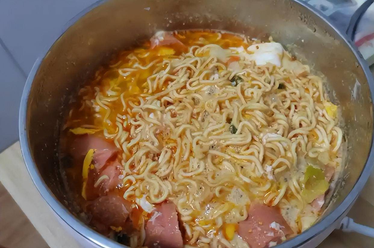 原创            胃病与面条的关系，医生告诫：若想要保护胃部，要减少吃5种食品