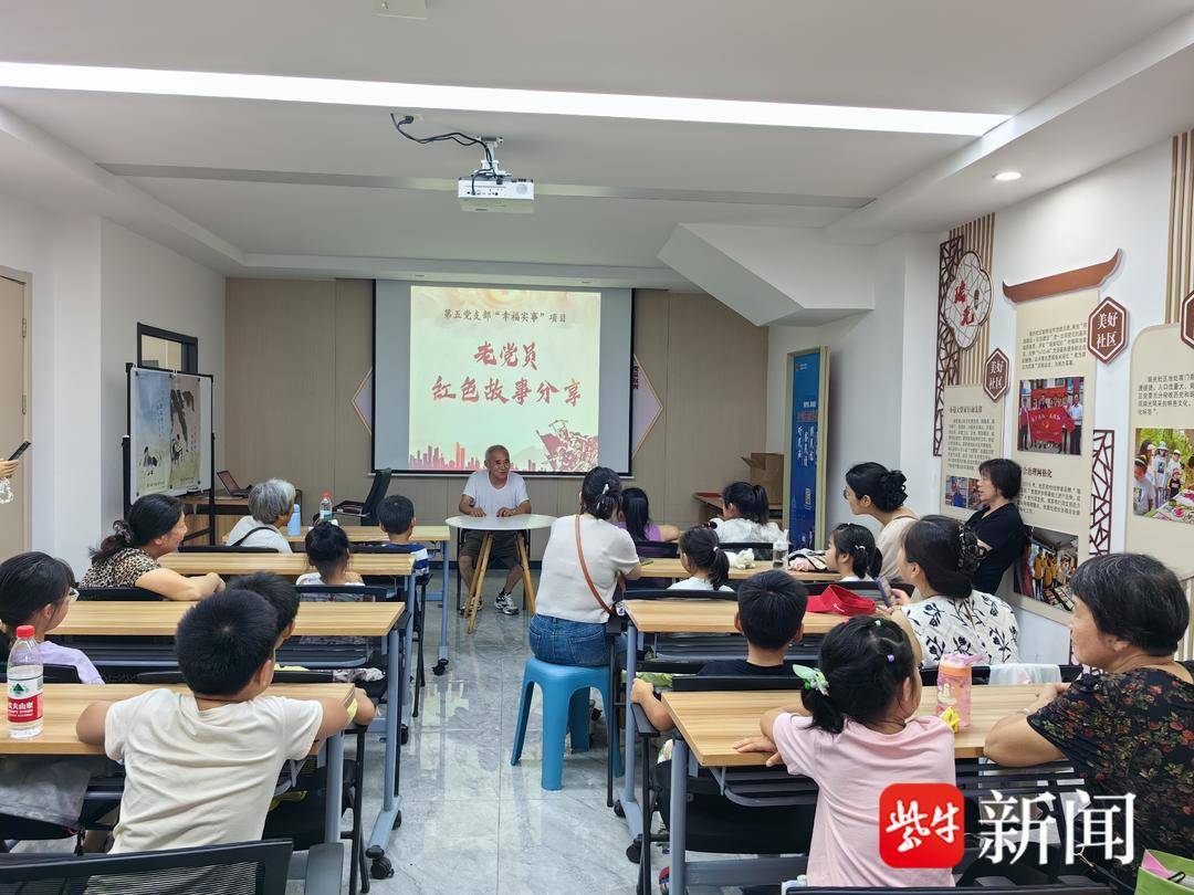 学做竹编相框，传承红色记忆