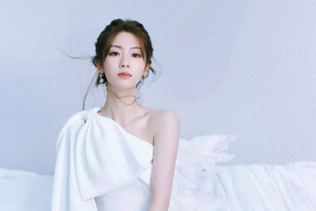 【2025.8.18】董璇咋想滴？凤凰传奇咋回事？明星受伤怎么去疤？颜人中的立场？《我爱喵星人》？想问问邢菲？