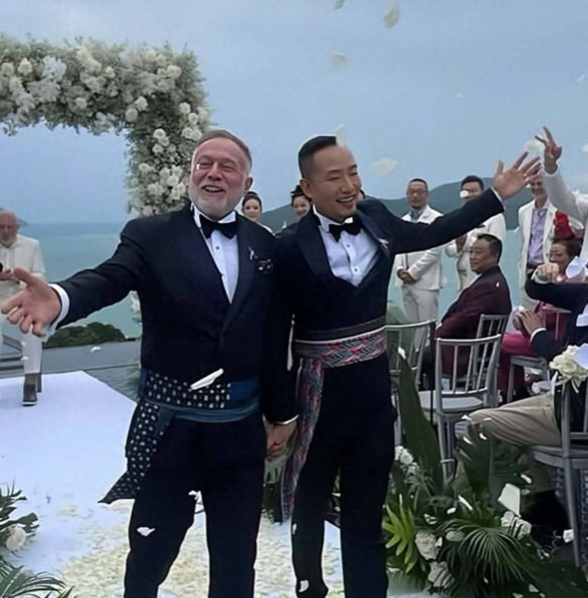 恭喜！香港名流和外籍男友举办同性婚礼，俩11岁儿子到场见证
