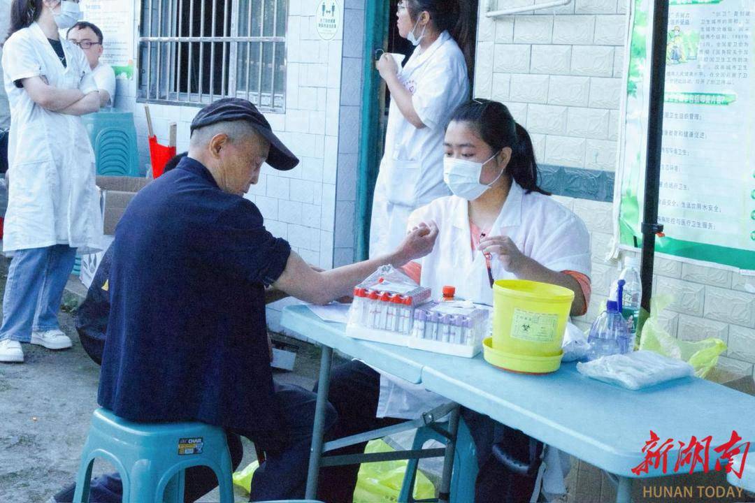 苗乡里的医疗队伍 播撒健康种子