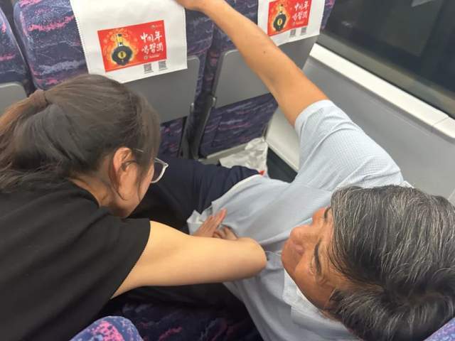 深夜高铁乘客突发危险，同车医护人员挺身而出