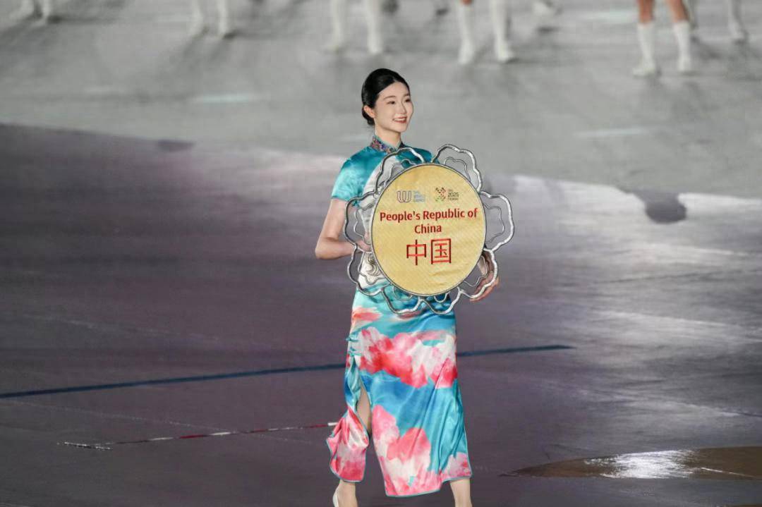 非遗匠心点亮世运！成都道明竹编“芙蓉花意”引导牌惊艳全球