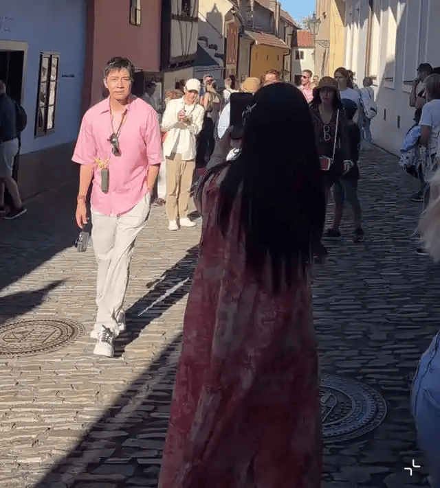 原创            俞灏明和王晓晨现身德国度蜜月，这次他罕见穿短袖了，谈恋爱后越来越自信