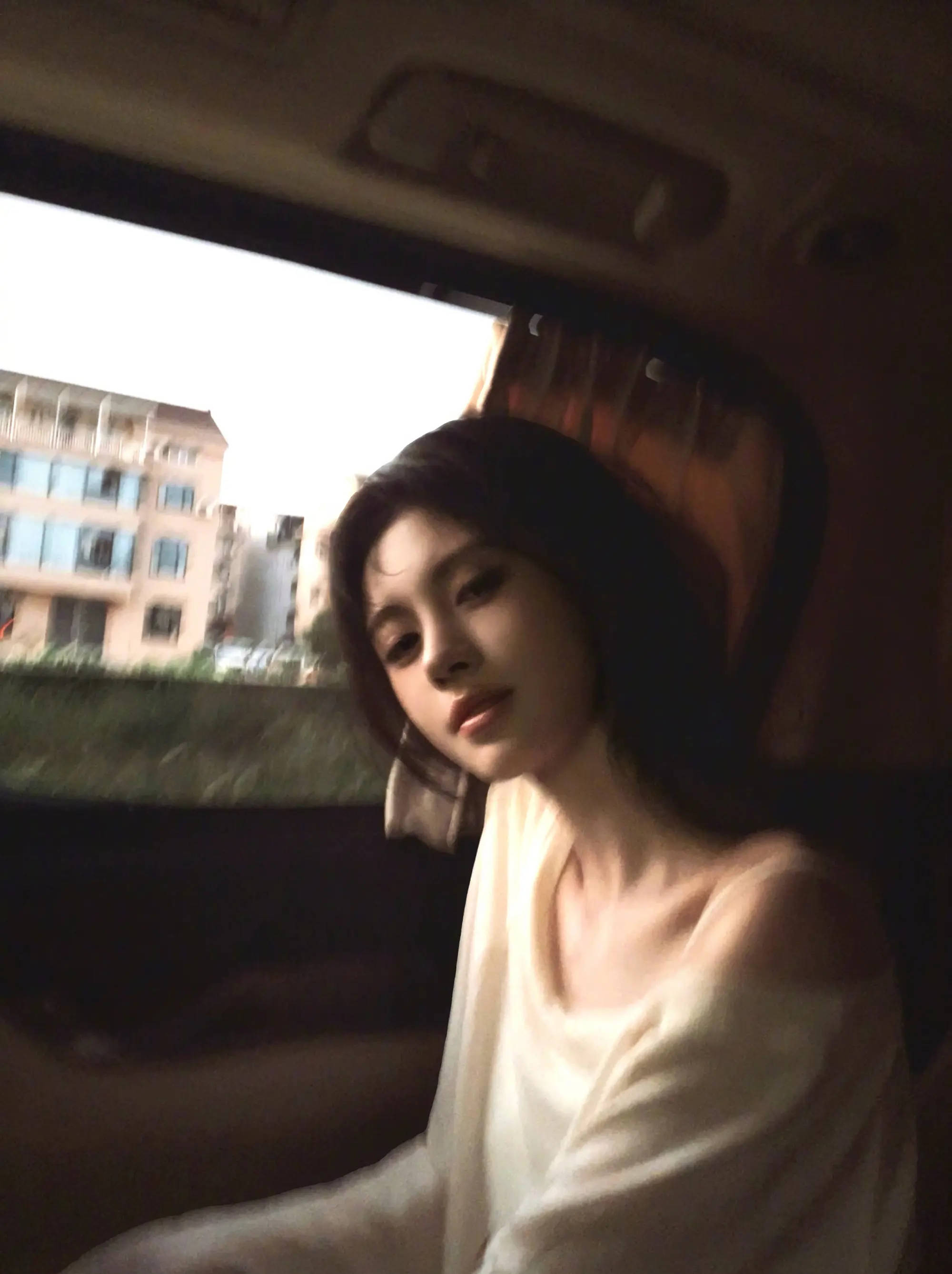 鞠婧祎晒车内随拍美照氛围感拉满！露光滑香肩魅力十足