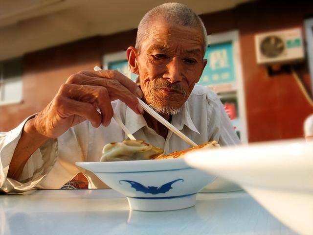 58岁男子糖尿病离世，医生叹息：这5种早餐尽量停用，别再贪吃了