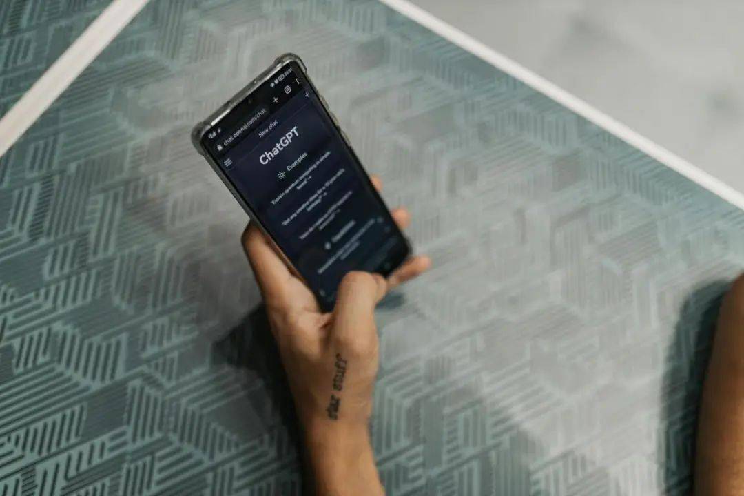 轻信AI养生建议，一男子竟主动服毒，还把自己吃成了精神病……