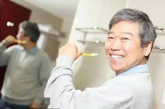 “睡前刷牙”是错的？医生建议：不想牙齿提前坏掉，刷牙留心4点