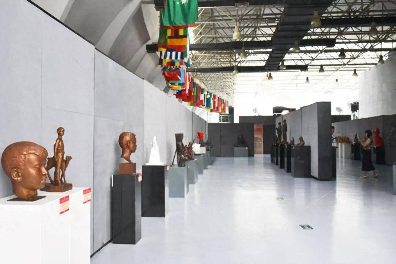 纪念抗战胜利80周年 长春世界雕塑园举行馆藏甄选雕塑展和“中东铁路建筑艺术展”