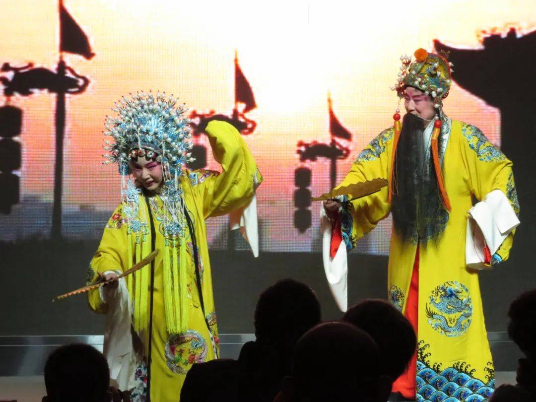 那些涌向电影院的中年人，在陈佩斯的《戏台》中寻找自己