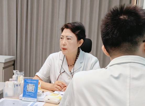 眼前“飞蚊”不可轻视！重庆普瑞眼科：可能是眼底病变信号