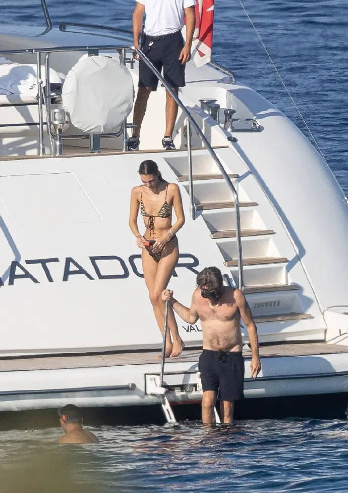 小李子和女友游艇度假 两人穿着泳衣超吸睛