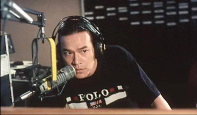 香港“癫王”看书有感悟，与富婆姐弟恋致骂名，如今疾病扰终身