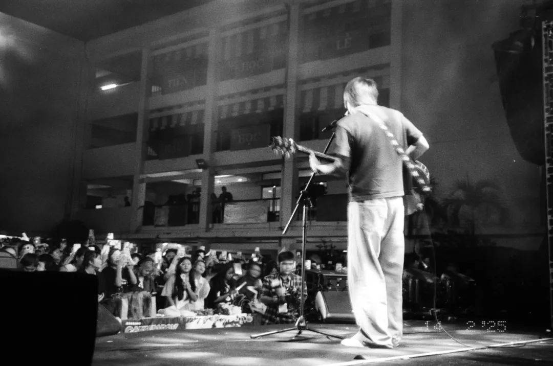 县城演唱会，怎么成了00后的大型庙会？