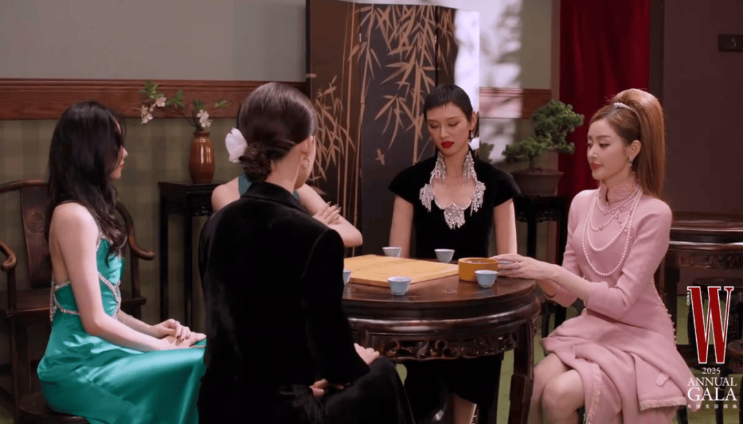 原创            W盛典找座位学问太多！杨幂孙俪欢快热聊，刘诗诗和李庚希同桌