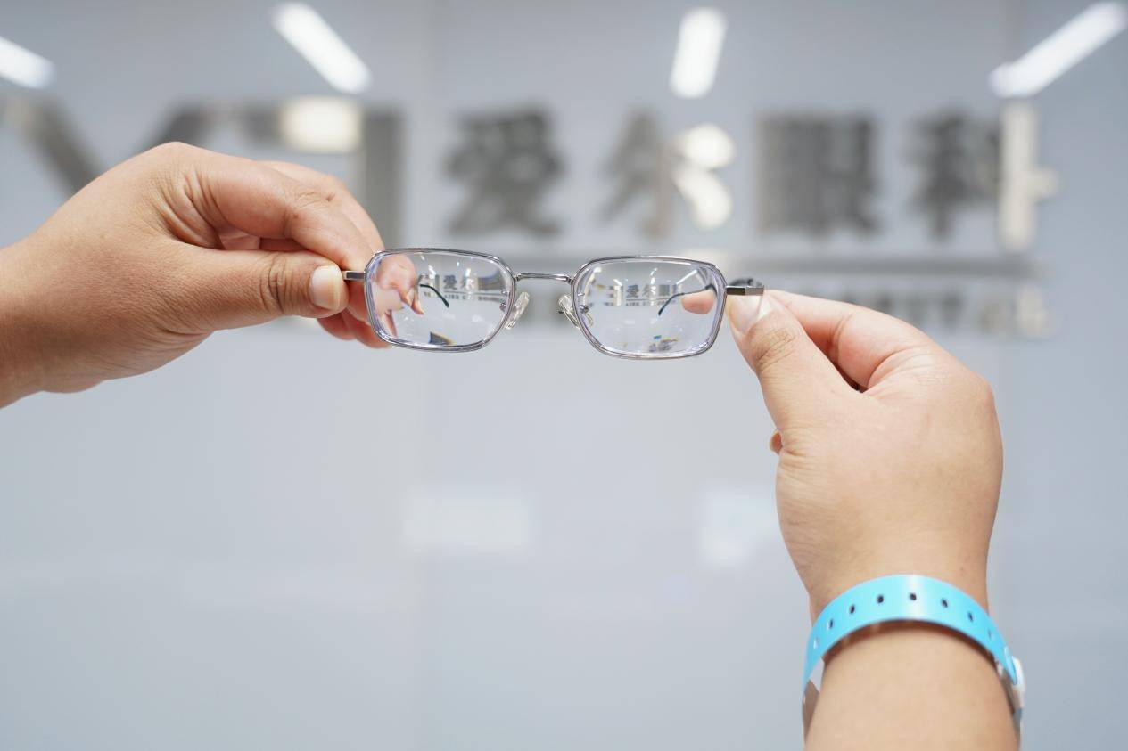 近视2400度像即将爆炸的气球，医生为眼球穿上“定制护甲”