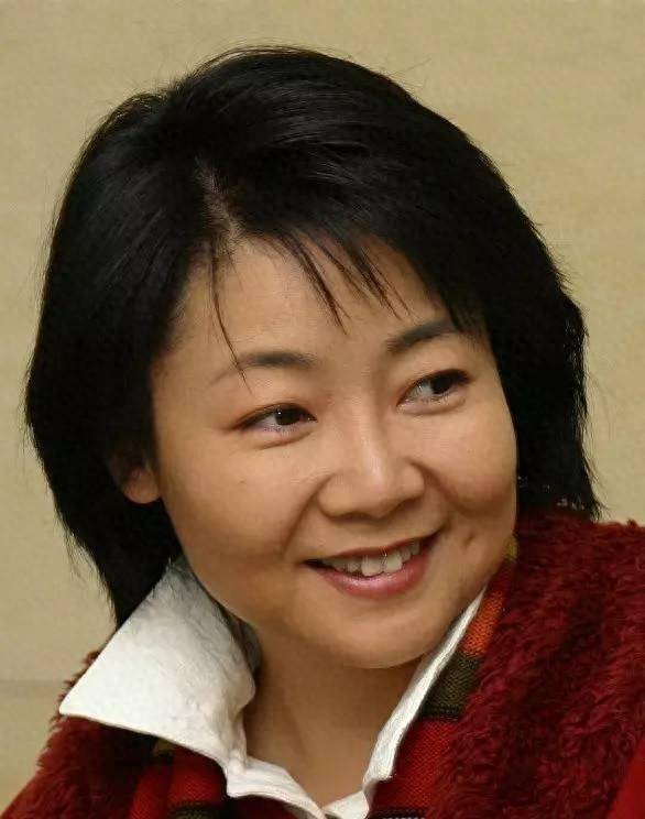 原创            萨日娜：结婚34年只生孩子不做饭，帅气演员丈夫把她宠成宝