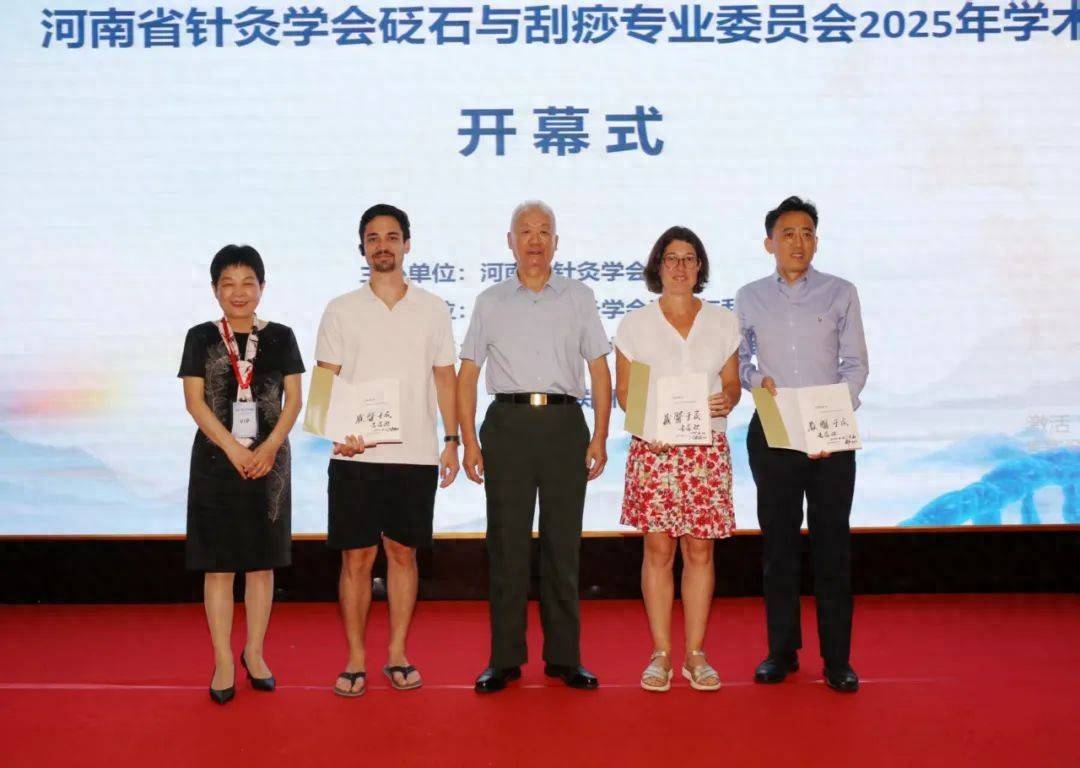 这场砭石与刮痧学术年会，吸引20余位法国医疗同仁观摩体验