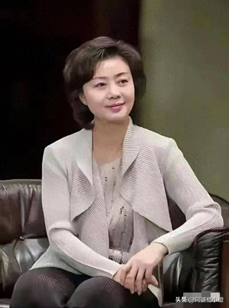 原创            至今未婚未育，身边却有男人陪了近27年！59岁的她才是真人间清醒