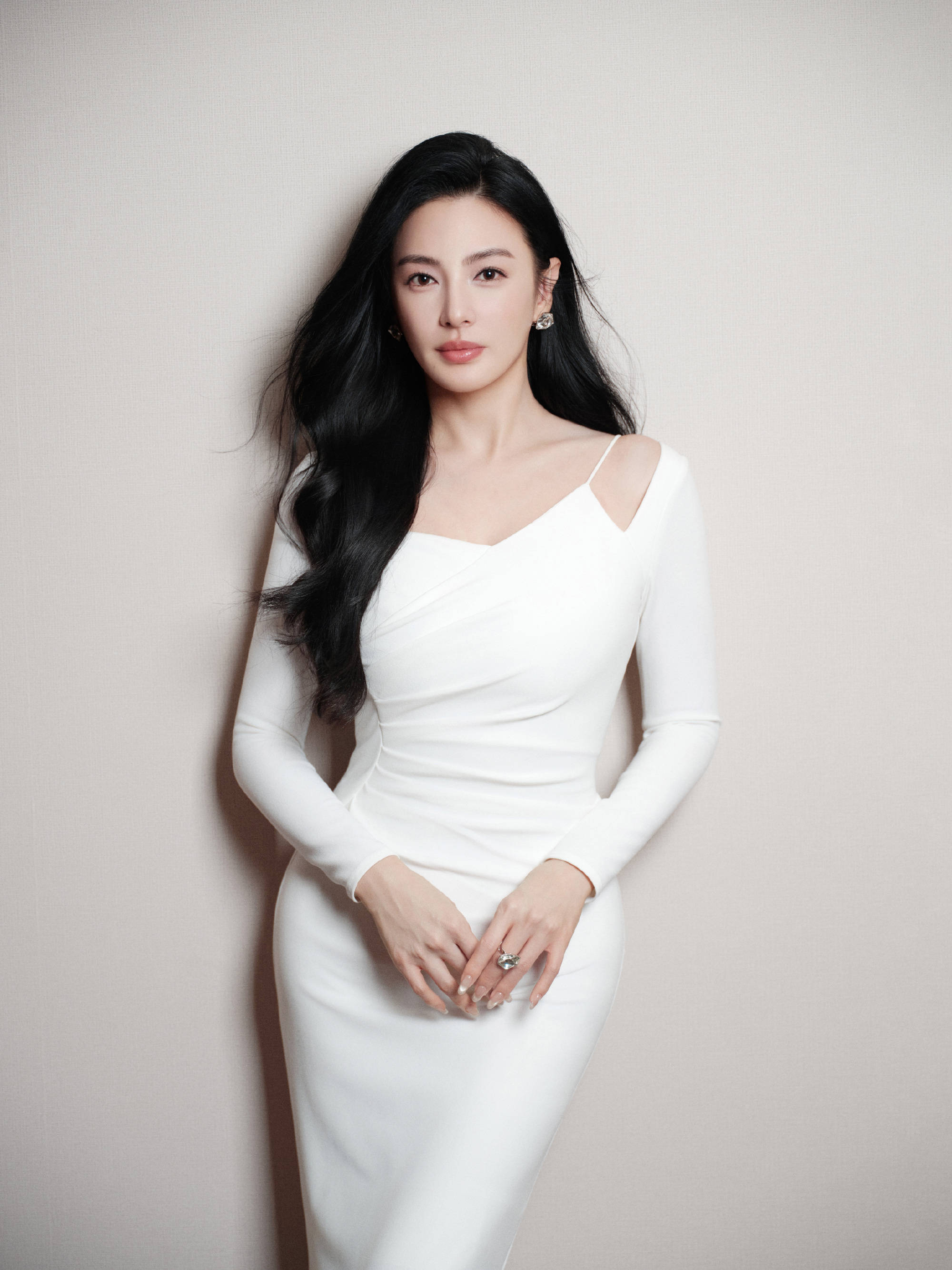 张雨绮穿白色紧身裙勾勒丰腴身材！秒变温柔美人风情万种