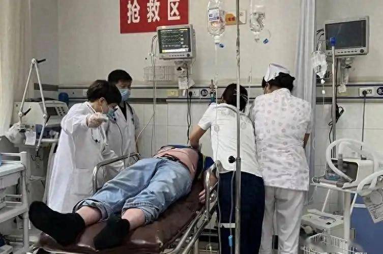 猝死的人越来越多？医生劝告：天热宁可每天打牌，也别做这5件事