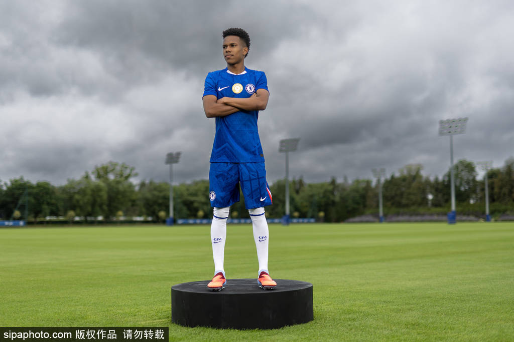 4000万镑！切尔西压哨签下加纳乔，曼联球迷心情复杂，结局谁才是赢家？