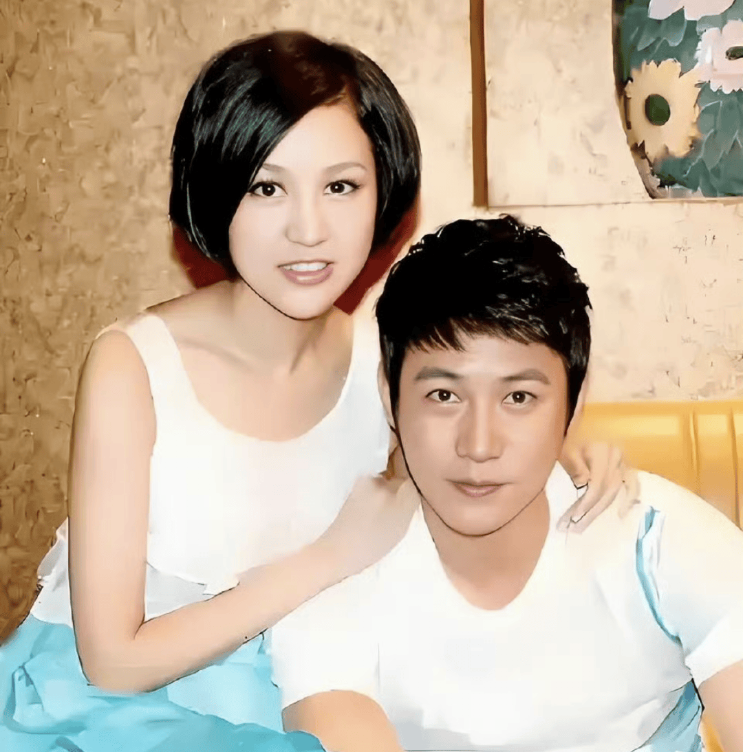 “陆毅鲍蕾突然上竞演综艺，女儿贝儿表情管理崩了！网友：这哪是爸妈？这是夫妻CP？”